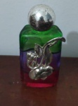 Colecionismo - Antigo Perfumeiro em vidro decorado dégradé com 3 cores, verde, roxo e vermelho, corpo decorado com guarnição em metal prateado no formato de flores e folhagens, tampa  no formato esférico - Alt.8cm