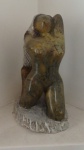Linda Escultura em Pedra Brasileira tom verde e natural, ricamente elaborada representando figura feminina. Alt. 21cm.