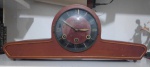 Relógio Sorel Carrilhão 3 cordas de lareira, caixa em madeira, sem chaves, pequena perda na placagem na parte posterior, não testado, no estado. med.52cm x 21cm x 13cm.