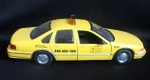 COLECIONISMO - Antigo carro táxi amarelo.. Portas articuladas. Medidas: 5 x 21 x 6 cm. Scale: 1/24