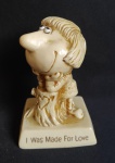 Escultura Americana de Resina representando figura de Menino com a inscrição ( I was Made for love) Alt. 13 cm