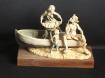 Magnifico e  lindo  grupo escultórico europeu em resina policromada representando pescadores em seu barco com criança, base de madeira med. 22x28 cm