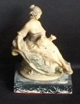 Espetacular Escultura retratando dama antiga em resina italiana com base em granito preto rajado.
