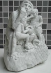 Escultura argentina em pedra dura, policromia branca, ancião com crianças. com assinatura. Med.: 30 cm