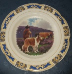 Antigo prato decorativo em porcelana retratando cena rural. Mede 27cm de diâmetro. possui imperceptíveis craquelados no fundo (foto detalhe).