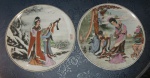 Dois pratos em porcelana chinesa retratando cenas típicas. Mede cada 15cm de diâmetro.