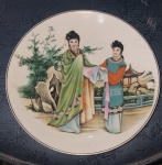 Prato decorativo em retratando damas orientais. Mede 18cm de diâmetro