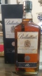 Whisky Ballantines 12 anos. Lacrado e adquirido há mais de 10 anos. Possui 1 litro