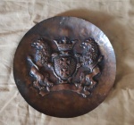 Antigo medalhão de parede em cobre, parte central com brasão com e leões e coroa no centro em alto relevo. Diam 27cm.