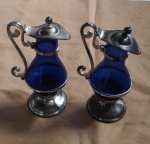 Lote com 2 recipientes de galheteiro veneziano com guarnição de metal e vidro azul.