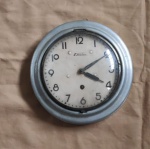 Antigo relógio canadense olho de boi da Emda corpo em alumínio, vidro côncavo. Diam. 25cm.