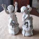 Lote com duas espetaculares  estatuetas de anjo em biscuit alemão apresenta perdas e restauros. Alt. 20cm