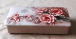 Interessante caixa porta joia de porcelana com decoração de florais pintadas a mão. Med.  8cm x 14,5cm