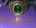 Esplendoroso anel militar, formação Norte Americana com pedra verde, simbologia do formando em Medicina em liga alpha com banho de ouro,  adquirido em Palm Beach Estados Unidos da América. Diâmetro Interno de 21mm