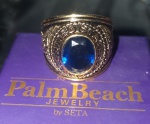 Esplendoroso anel militar, formação Norte Americana com pedra azul, simbologia do formando em Engenharia de liga alpha com banho de ouro,  adquirido em Palm Beach Estados Unidos da América. Diâmetro interno com 21mm.