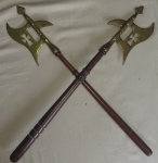 Par de machados medievais em bronze com cabos torneados em madeira nobre e lâminas vazadas por simbologia alusiva aos cavaleiros cruzados. mede cada 56cm.