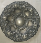 Lindo e detalhado prato decorativo em metal, supostamente de origem portuguesa medindo 27 cm.