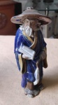Esplendorosa Estatueta de figura oriental escriba elaborada com cerâmica vitrificada com vestimenta Azul cobalto. Alt.15cm