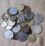 Caça ao tesouro, lote com diversas moedas nacionais e estrangeiras com 186g.