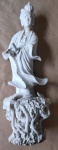 Escultura chinesa em porcelana branca representando figura oriental de Kuan Yin a deusa da misericórdia, apresenta restauros e bicados, no estado.  Alt. 27cm.