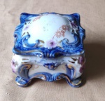 Espetacular caixa de joia em porcelana com fundo branco e detalhes em azul e dourado, marca do fabricante no fundo, Med. 8 x 8cm x 8cm