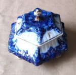 Espetacular caixa de joia em porcelana com fundo branco e detalhes em azul e dourado, sem marca do fabricante, apresenta restauro e bicado, alt 9cm.