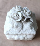 Porta Joia em porcelana branca encimado com arranjo de rosas  - Med. 8cm x 8cm x 8cm.
