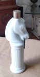 Diferente e antigo  vidro de loção pós barba no formato de uma coluna romana com uma cabeça de cavalo. Mede 21x07cm