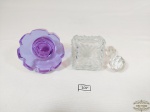 Lote 3 Tampas de Licoreiras Diversas em Cristal sendo 1 lilas e 2 translucidas. 1 apresenta bicado em baixo. Medida: