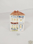 Caixa biscoiteira em porcelana na forma de casa cereamica vitrificada Weiss  Medida : 11 cm x 10 cm x 13 cm altura . apresenta m pequenos bicados .