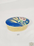 Caixa Porta Joias Oval em Porcelana Tcheca com Flores em Alto Relevo. Medida 12 x 21 cm x 7 cm altura