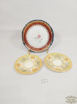 Lote 3 Pratos Decorativos sendo 1 Pão e 2 Pires em Porcelana Floral. Medida: Pires ingleses 10,5 cm e Pão Germer 15 cm