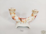 Castiçal 2 Velas em Porcelana  Zappi Detalhes Florais.  Medida: 13,5 cm altura x 20 cm comprimento com fio e craquelado