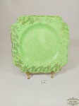 Prato Decorativo Quadrado em Porcelana inglesa Verde Decorada com Cachos Uva. Medida:22 cm x 22 cm. apresenta mini bicado borda