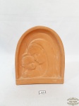 Imagem  sacra representando madonna  executado em Terracota Industria Brasileira de São Paulo. Medida apresenta pequeno bicado em cima, imperceptivel. Medida  18cm x 15 cm