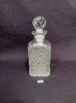 Garrafa Licoreira em Cristal Lapidação Losango Tampa Circular. Medida: 18 cm altura x 7 cm x 7 cm.