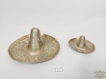 Lote 2 Enfeites  sombreiro chapeu Mexicano em Metal Branco possivelmente Alpaca . Medida: 9,5 cm e 17 cm