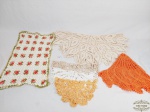 Lote de 6 toalhas  diversas, sendo caminho e redondas de croche e medida 26cm x 42 cm, 63 cm diametro,  22 cm diametro