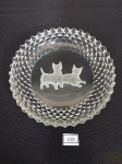 Petisqueira em Cristal Lapidado   possivelmente europeu ,ponta diamante com Cachorro ao fundo em Satine. Medida: 13 cm diâmetro.