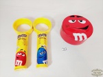 Lote 3 Peças Diversas com Logo M&M. Medida: Lata 13 cm e Brinquedo 23 cm