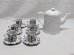 Jogo de 6 xícaras de café em porcelana estampada com bule em porcelana branca Inova com relevos. Medindo o bule 14cm de altura.