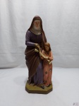 Escultura, imagem sacra de Santa com criança, em gesso com policromia. Medindo 42cm de altura.