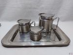 Jogo de servir chá, café com 4 peças em aço inox Tramontina. Composto de bule, leiteira, açucareiro e bandeja. Medindo a bandeja 42cm x 30cm.
