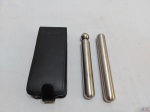 Estojo para charuto e cantil em aço inox escovado, promocional do whisky Glenfiddich. Acompanha estojo em couro. Medindo o porta charuto 16,5cm.