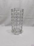 Vaso floreira quadrado em demi-cristal ricamente moldado. Medindo 12cm x 12cm x 25cm de altura.