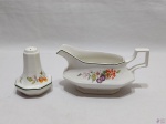 Molheira e saleiro em porcelana inglesa com pintura de frutas. Medindo a molheira 9cm de altura x 18cm bico alça.