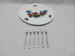 Prato de bolo, doce em porcelana Schmidt floral com 6 garfos em aço inox Tramontina. Medindo o prato 31,5cm de diâmetro.