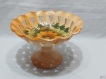 Fruteira, centro de mesa em cerâmica vitrificada com fundo floral e acabamento vazado. Medindo 26cm de diâmetro x 18cm de altura.