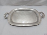 Bandeja retangular em prata 90 Eberle com borda canelada. Medindo 50cm alça alça x 32cm de largura. Com arranhões no fundo.