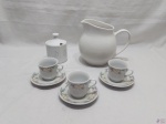 Lote composto de jarra, açucareiro e 3 xícaras de café em porcelanas diversas. Medindo a jarra 16cm de altura.